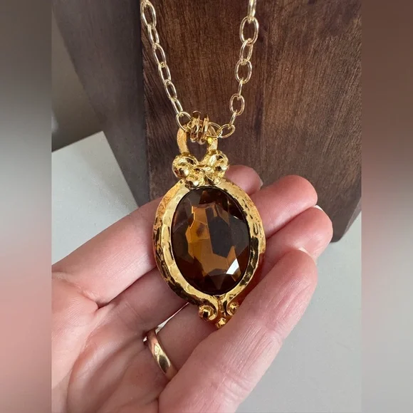 Vintage Avon hammered large necklace pendant amber topaz With Gold Chain - Picture 1 of 4